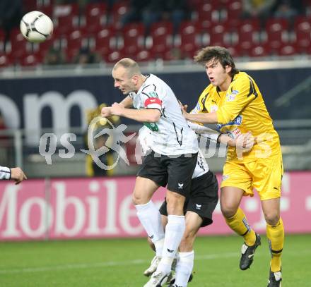 Fussball Bundesliga. T-Mobile. SK Austria Kaernten gegen SK Puntigamer Sturm Graz. Adam Ledwon (Kaernten), Fabian Lamotte (Sturm). Klagenfurt, am 3.11.2007.
Foto: Kuess
---
pressefotos, pressefotografie, kuess, qs, qspictures, sport, bild, bilder, bilddatenbank