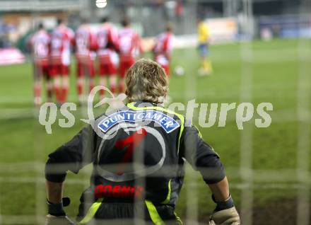 Fussball Red Zac Liga. FC Kaernten gegen FC Lustenau. Freistoss, Mauer. Christian Dobnik (FCK). Klagenfurt, am 2.11.2007.
Foto: Kuess
---
pressefotos, pressefotografie, kuess, qs, qspictures, sport, bild, bilder, bilddatenbank