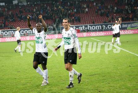 Fussball Bundesliga. T-Mobile. SK Austria Kaernten gegen SK Puntigamer Sturm Graz. Die Spieler des SK Austria Kaernten bedanken sich bei den Fans. Thierry Fidjeu Tazemeta, Christian Prawda. Klagenfurt, am 3.11.2007.
Foto: Kuess
---
pressefotos, pressefotografie, kuess, qs, qspictures, sport, bild, bilder, bilddatenbank