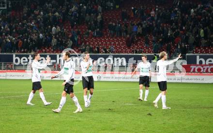 Fussball Bundesliga. T-Mobile. SK Austria Kaernten gegen SK Puntigamer Sturm Graz. Die Spieler des SK Austria Kaernten bedanken sich bei den Fans. Klagenfurt, am 3.11.2007.
Foto: Kuess
---
pressefotos, pressefotografie, kuess, qs, qspictures, sport, bild, bilder, bilddatenbank