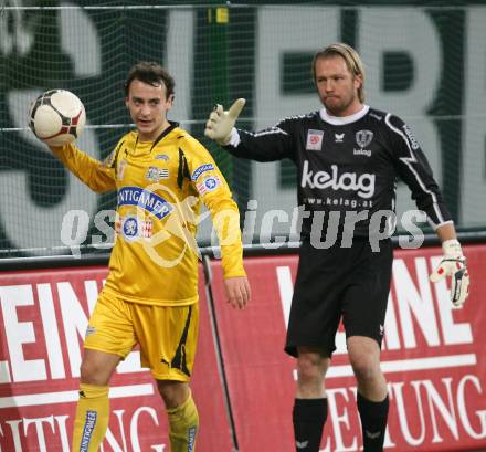 Fussball Bundesliga. T-Mobile. SK Austria Kaernten gegen SK Puntigamer Sturm Graz. Andreas Schranz (Kaernten), Klaus Salmutter (Sturm). Klagenfurt, am 3.11.2007.
Foto: Kuess
---
pressefotos, pressefotografie, kuess, qs, qspictures, sport, bild, bilder, bilddatenbank