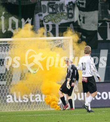 Fussball Bundesliga. T-Mobile. SK Austria Kaernten gegen SK Puntigamer Sturm Graz. Bengalische Feuer flogen aus dem Sturm Fansektor auf das Spielfeld. Andreas Schranz, Manuel Weber (Kaernten). Klagenfurt, am 3.11.2007.
Foto: Kuess
---
pressefotos, pressefotografie, kuess, qs, qspictures, sport, bild, bilder, bilddatenbank