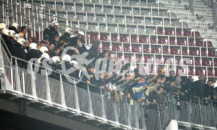 Fussball Bundesliga. T-Mobile. SK Austria Kaernten gegen SK Puntigamer Sturm Graz. Einige Sturm Fans genossen speziellen Schutz. Klagenfurt, am 3.11.2007.
Foto: Kuess
---
pressefotos, pressefotografie, kuess, qs, qspictures, sport, bild, bilder, bilddatenbank