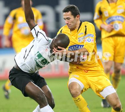Fussball Bundesliga. T-Mobile. SK Austria Kaernten gegen SK Puntigamer Sturm Graz. Thierry Fidjeu Tazemeta (Kaernten), George Shashiashvili (Sturm). Klagenfurt, am 3.11.2007.
Foto: Kuess
---
pressefotos, pressefotografie, kuess, qs, qspictures, sport, bild, bilder, bilddatenbank