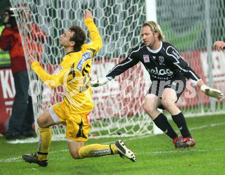 Fussball Bundesliga. T-Mobile. SK Austria Kaernten gegen SK Puntigamer Sturm Graz. Andreas Schranz (Kaernten), Klaus Salmutter (Sturm). Klagenfurt, am 3.11.2007.
Foto: Kuess
---
pressefotos, pressefotografie, kuess, qs, qspictures, sport, bild, bilder, bilddatenbank