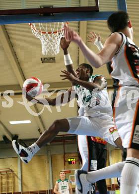 Basketball Bundesliga. Woerthersee Piraten gegen Team Dukes Klosterneuburg. Melvin Creddle (Piraten). Klagenfurt, am 24.11.2007.
Foto: Kuess
---
pressefotos, pressefotografie, kuess, qs, qspictures, sport, bild, bilder, bilddatenbank