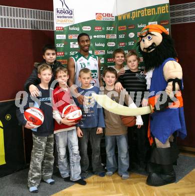 Basketball Bundesliga. Woerthersee Piraten gegen Team Dukes Klosterneuburg. Spieler des Abends Melvin Creddle (Piraten), Maskottchen Kaeptn Kuri. Klagenfurt, am 24.11.2007.
Foto: Kuess
---
pressefotos, pressefotografie, kuess, qs, qspictures, sport, bild, bilder, bilddatenbank