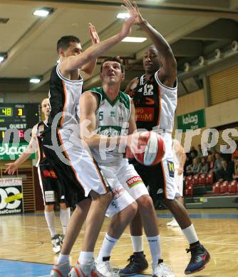 Basketball Bundesliga. Woerthersee Piraten gegen Team Dukes Klosterneuburg. Selmir Husanovic (Piraten), Damir Hamidovic, Calvin Watson  (Klosterneuburg). Klagenfurt, am 24.11.2007.
Foto: Kuess
---
pressefotos, pressefotografie, kuess, qs, qspictures, sport, bild, bilder, bilddatenbank