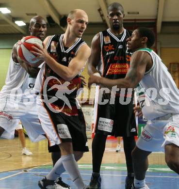 Basketball Bundesliga. Woerthersee Piraten gegen Team Dukes Klosterneuburg. Marquis Wright, Melvin Creddle (Piraten), Andreas Diwald (Klosterneuburg). Klagenfurt, am 24.11.2007.
Foto: Kuess
---
pressefotos, pressefotografie, kuess, qs, qspictures, sport, bild, bilder, bilddatenbank