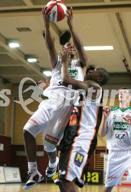 Basketball Bundesliga. Woerthersee Piraten gegen Team Dukes Klosterneuburg. Melvin Creddle (Piraten), Calvin Watson  (Klosterneuburg). Klagenfurt, am 24.11.2007.
Foto: Kuess
---
pressefotos, pressefotografie, kuess, qs, qspictures, sport, bild, bilder, bilddatenbank