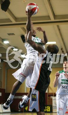 Basketball Bundesliga. Woerthersee Piraten gegen Team Dukes Klosterneuburg. Melvin Creddle (Piraten), Calvin Watson (Klosterneuburg). Klagenfurt, am 24.11.2007.
Foto: Kuess
---
pressefotos, pressefotografie, kuess, qs, qspictures, sport, bild, bilder, bilddatenbank