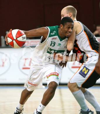 Basketball Bundesliga. Woerthersee Piraten gegen Team Dukes Klosterneuburg. Melvin Creddle (Piraten), Andreas Diwald (Klosterneuburg). Klagenfurt, am 24.11.2007.
Foto: Kuess
---
pressefotos, pressefotografie, kuess, qs, qspictures, sport, bild, bilder, bilddatenbank