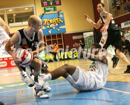 Basketball Bundesliga. Woerthersee Piraten gegen Team Dukes Klosterneuburg. Melvin Creddle (Piraten), Andreas Diwald (Klosterneuburg). Klagenfurt, am 24.11.2007.
Foto: Kuess
---
pressefotos, pressefotografie, kuess, qs, qspictures, sport, bild, bilder, bilddatenbank