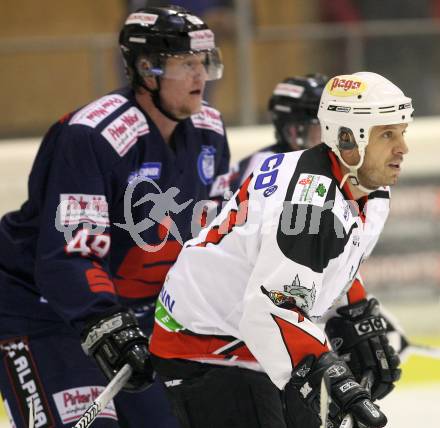 Eishockey Oberliga. Tarco Woelfe gegen ESC Steindorf. Boris Kuncic (Tarco), Philipp Lonin (Steindorf). Klagenfurt, am 24.11.2007.
Foto: Kuess 
---
pressefotos, pressefotografie, kuess, qs, qspictures, sport, bild, bilder, bilddatenbank