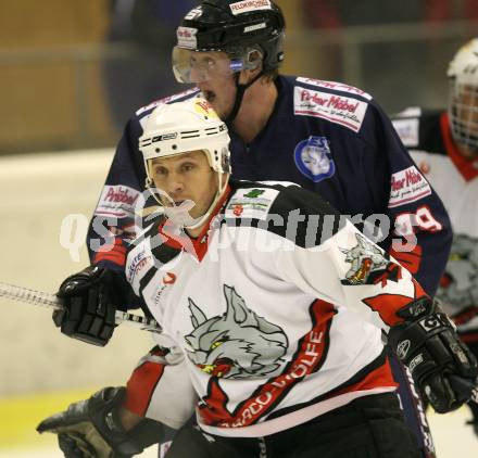 Eishockey Oberliga. Tarco Woelfe gegen ESC Steindorf. Boris Kuncic (Tarco), Philipp Lonin (Steindorf). Klagenfurt, am 24.11.2007.
Foto: Kuess 
---
pressefotos, pressefotografie, kuess, qs, qspictures, sport, bild, bilder, bilddatenbank