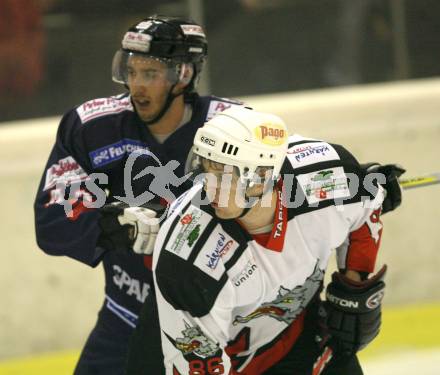 Eishockey Oberliga. Tarco Woelfe gegen ESC Steindorf. Markus Zechner (Tarco), Hannes Pinter (Steindorf). Klagenfurt, am 24.11.2007.
Foto: Kuess 
---
pressefotos, pressefotografie, kuess, qs, qspictures, sport, bild, bilder, bilddatenbank