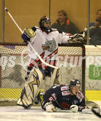 Eishockey Oberliga. Tarco Woelfe gegen ESC Steindorf. Thomas Valtiner (Tarco), Oliver Oberrauner (Steindorf). Klagenfurt, am 24.11.2007.
Foto: Kuess 
---
pressefotos, pressefotografie, kuess, qs, qspictures, sport, bild, bilder, bilddatenbank