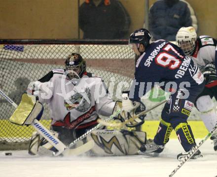 Eishockey Oberliga. Tarco Woelfe gegen ESC Steindorf. Thomas Valtiner (Tarco), Oliver Oberrauner (Steindorf). Klagenfurt, am 24.11.2007.
Foto: Kuess 
---
pressefotos, pressefotografie, kuess, qs, qspictures, sport, bild, bilder, bilddatenbank