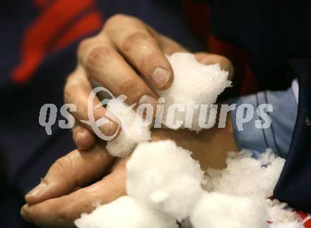 Eishockey Oberliga. Tarco Woelfe gegen ESC Steindorf. Handverletzung von Jurica Bednjanec (Steindorf). Klagenfurt, am 24.11.2007.
Foto: Kuess 
---
pressefotos, pressefotografie, kuess, qs, qspictures, sport, bild, bilder, bilddatenbank