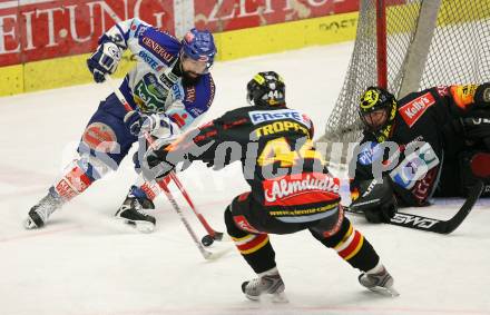 EBEL. Eishockey Bundesliga. VSV gegen Vienna Capitals. Markus Peintner (VSV), Sebastian Charpentier, Marc Tropper (Caps). Villach, am 25.11.2007.
Foto: Kuess 
---
pressefotos, pressefotografie, kuess, qs, qspictures, sport, bild, bilder, bilddatenbank