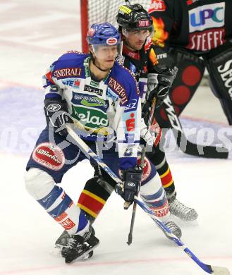 EBEL. Eishockey Bundesliga. VSV gegen Vienna Capitals. Thomas Raffl (VSV), Philippe Lakos (Caps). Villach, am 25.11.2007.
Foto: Kuess 
---
pressefotos, pressefotografie, kuess, qs, qspictures, sport, bild, bilder, bilddatenbank