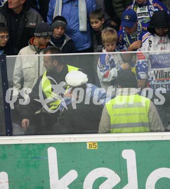 EBEL. Eishockey Bundesliga. VSV gegen Vienna Capitals. Polizei und Ordner fuehren einen Villacher Zuschauer ab. Villach, am 25.11.2007.
Foto: Kuess 
---
pressefotos, pressefotografie, kuess, qs, qspictures, sport, bild, bilder, bilddatenbank