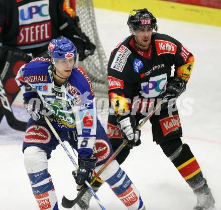 EBEL. Eishockey Bundesliga. VSV gegen Vienna Capitals. Thomas Raffl (VSV), Philippe Lakos (Caps). Villach, am 25.11.2007.
Foto: Kuess 
---
pressefotos, pressefotografie, kuess, qs, qspictures, sport, bild, bilder, bilddatenbank