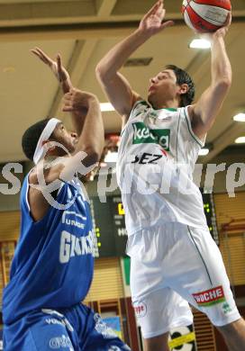 Basketball Bundesliga. Woerthersee Piraten gegen Oberwart Gunners. Andreas Kuttnig (Piraten), Jae Youngblood (Oberwart). Klagenfurt, am 28.11.2007.
Foto: Kuess
---
pressefotos, pressefotografie, kuess, qs, qspictures, sport, bild, bilder, bilddatenbank