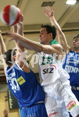 Basketball Bundesliga. Woerthersee Piraten gegen Oberwart Gunners. Marco breithuber (Piraten), Hannes Ochsenhofer, Tomislav Gaspar (Oberwart). Klagenfurt, am 28.11.2007.
Foto: Kuess
---
pressefotos, pressefotografie, kuess, qs, qspictures, sport, bild, bilder, bilddatenbank