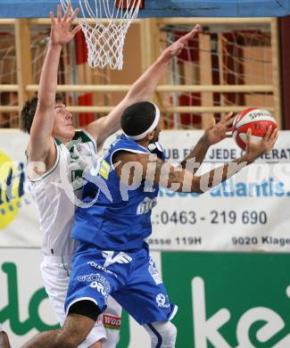 Basketball Bundesliga. Woerthersee Piraten gegen Oberwart Gunners. Rasid Mahalbasic (Piraten), Jae Youngblood (Oberwart). Klagenfurt, am 28.11.2007.
Foto: Kuess
---
pressefotos, pressefotografie, kuess, qs, qspictures, sport, bild, bilder, bilddatenbank