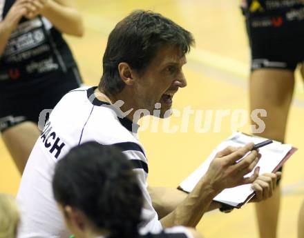 Volleyball. AVC Klagenfurt gegen VC Tirol. Trainer Wolfgang Schmerlaib (AVC). Klagenfurt, am 1.12.2007.
Foto: Kuess
---
pressefotos, pressefotografie, kuess, qs, qspictures, sport, bild, bilder, bilddatenbank