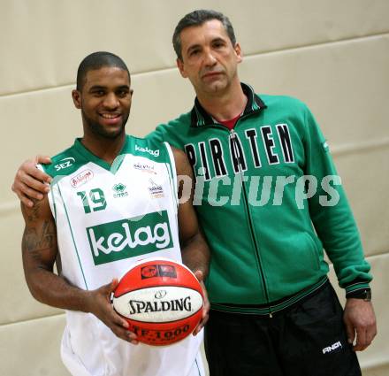 Basketball Bundesliga. Woerthersee Piraten. Christian Brown, Trainer Emir Osmanovic. Klagenfurt, am 3.12.2007.
Foto: Kuess
---
pressefotos, pressefotografie, kuess, qs, qspictures, sport, bild, bilder, bilddatenbank