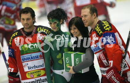 EBEL. Erste Bank Eishockey Bundesliga. KAC gegen EHC Graz 99ers. Chris Harand und Jeremy Rebek mit Bodypainting Girl (KAC). Klagenfurt, am 2.12.2007.
Foto: Kuess
---
pressefotos, pressefotografie, kuess, qs, qspictures, sport, bild, bilder, bilddatenbank