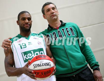 Basketball Bundesliga. Woerthersee Piraten. Christian Brown, Trainer Emir Osmanovic. Klagenfurt, am 3.12.2007.
Foto: Kuess
---
pressefotos, pressefotografie, kuess, qs, qspictures, sport, bild, bilder, bilddatenbank