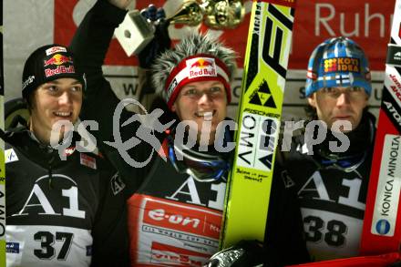 Schi Nordisch. Weltcup Schispringen. Zweiter Gregor Schlierenzauer (AUT) Sieger Thomas Morgenstern (AUT), Dritter Janne Ahonen (FIN). Villach am 14.12.2007
Foto: Kuess
---
pressefotos, pressefotografie, kuess, qs, qspictures, sport, bild, bilder, bilddatenbank