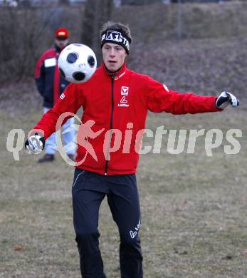 Schi Nordisch. Weltcup Schispringen. Zeitvertreib in der Windpause. Stefan Thurnbichler (AUT). Villach am 14.12.2007
Foto: Kuess
---
pressefotos, pressefotografie, kuess, qs, qspictures, sport, bild, bilder, bilddatenbank