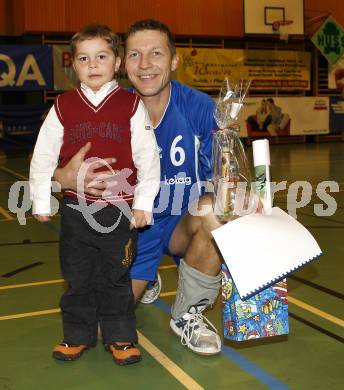 Handball Bundesliga. SC Ferlach gegen HCK 59.  Abschiedsspiel von Jani Kontrec (Ferlach). Jani Kontrec mit Sohn. Ferlach, am 15.12.2007.
Foto: Kuess
---
pressefotos, pressefotografie, kuess, qs, qspictures, sport, bild, bilder, bilddatenbank