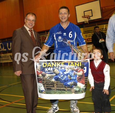 Handball Bundesliga. SC Ferlach gegen HCK 59.  Abschiedsspiel von Jani Kontrec. Buergermeister Ingo Appe ehrt Jani Kontrec. Ingo Appe, Jani Kontrec mit Sohn. Ferlach, am 15.12.2007.
Foto: Kuess
---
pressefotos, pressefotografie, kuess, qs, qspictures, sport, bild, bilder, bilddatenbank