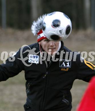 Schi Nordisch. Weltcup Schispringen. Zeitvertreib in der Windpause. Thomas Morgenstern (AUT). Villach am 14.12.2007
Foto: Kuess
---
pressefotos, pressefotografie, kuess, qs, qspictures, sport, bild, bilder, bilddatenbank