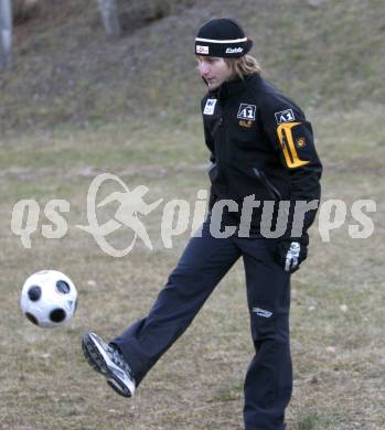 Schi Nordisch. Weltcup Schispringen. Zeitvertreib in der Windpause. Bastian Kaltenboeck (AUT). Villach am 14.12.2007
Foto: Kuess
---
pressefotos, pressefotografie, kuess, qs, qspictures, sport, bild, bilder, bilddatenbank