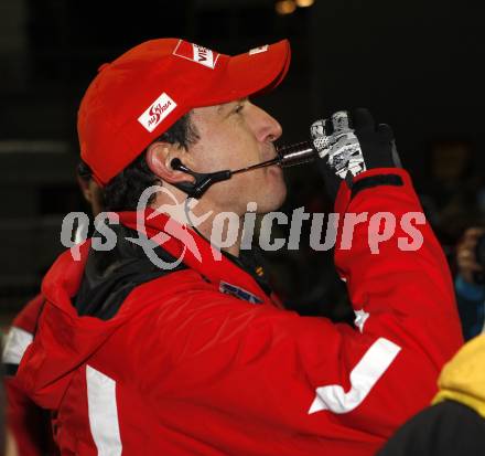 Schi Nordisch. Weltcup Schispringen. Trainer Alex Pointner goennt sich einen Schluck aus dem Flachmann. Villach am 14.12.2007
Foto: Kuess
---
pressefotos, pressefotografie, kuess, qs, qspictures, sport, bild, bilder, bilddatenbank