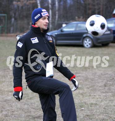 Schi Nordisch. Weltcup Schispringen. Zeitvertreib in der Windpause. Kofler Andreas (AUT). Villach am 14.12.2007
Foto: Kuess
---
pressefotos, pressefotografie, kuess, qs, qspictures, sport, bild, bilder, bilddatenbank