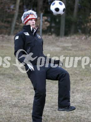 Schi Nordisch. Weltcup Schispringen. Zeitvertreib in der Windpause. Thomas Morgenstern (AUT). Villach am 14.12.2007
Foto: Kuess
---
pressefotos, pressefotografie, kuess, qs, qspictures, sport, bild, bilder, bilddatenbank