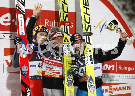 Schi Nordisch. Weltcup Schispringen. Siegerehrung. Janne Ahonen (FIN), Thomas Morgenstern (AUT), Gregor Schlierenzauer (AUT). Villach, am 13.12.2007.
Foto: Kuess
---
pressefotos, pressefotografie, kuess, qs, qspictures, sport, bild, bilder, bilddatenbank