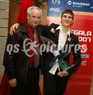 Sportlerwahl, Sportgala 2007. Rookie of the year Christian Pichler mit Mentor Wilfried Steinbrucker. Velden, am 17.12.2007.
Foto: Kuess
---
pressefotos, pressefotografie, kuess, qs, qspictures, sport, bild, bilder, bilddatenbank