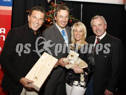 Sportlerwahl, Sportgala 2007. Landeshauptmann Joerg Haider, Sportler des Jahres Fritz und Bettina Strobl, Gerhard Doerfler. Velden, am 17.12.2007.
Foto: Kuess
---
pressefotos, pressefotografie, kuess, qs, qspictures, sport, bild, bilder, bilddatenbank