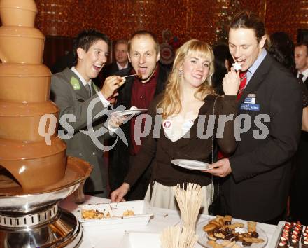 Sportlerwahl, Sportgala 2007. Petra Schlitzer, Werner Mueller, Julia und Gerhard Schmid. Velden, am 17.12.2007.
Foto: Kuess
---
pressefotos, pressefotografie, kuess, qs, qspictures, sport, bild, bilder, bilddatenbank