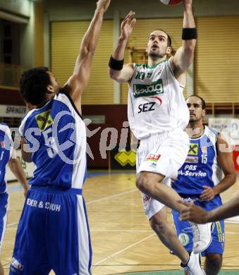 Basketball Bundesliga. Woerthersee Piraten gegen UBSC Graz. Joachim Buggelsheim (Piraten), Markus Bobik (Graz). Klagenfurt, am 3.1.2008.
Foto: Kuess
---
pressefotos, pressefotografie, kuess, qs, qspictures, sport, bild, bilder, bilddatenbank