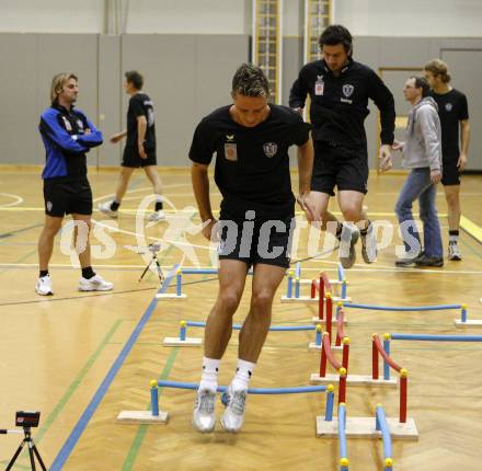 Fussball Bundesliga. Trainigsstart SK Austria Kaernten. Leistungsdiagnostischer Test. Peter Kabat, Roland Kollmann. Klagenfurt, am 7.1.2008.
Foto: Kuess
---
pressefotos, pressefotografie, kuess, qs, qspictures, sport, bild, bilder, bilddatenbank