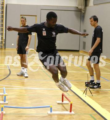 Fussball Bundesliga. Trainigsstart SK Austria Kaernten. Leistungsdiagnostischer Test. Thierry Tazemeta, Peter Kabat. Klagenfurt, am 7.1.2008.
Foto: Kuess
---
pressefotos, pressefotografie, kuess, qs, qspictures, sport, bild, bilder, bilddatenbank